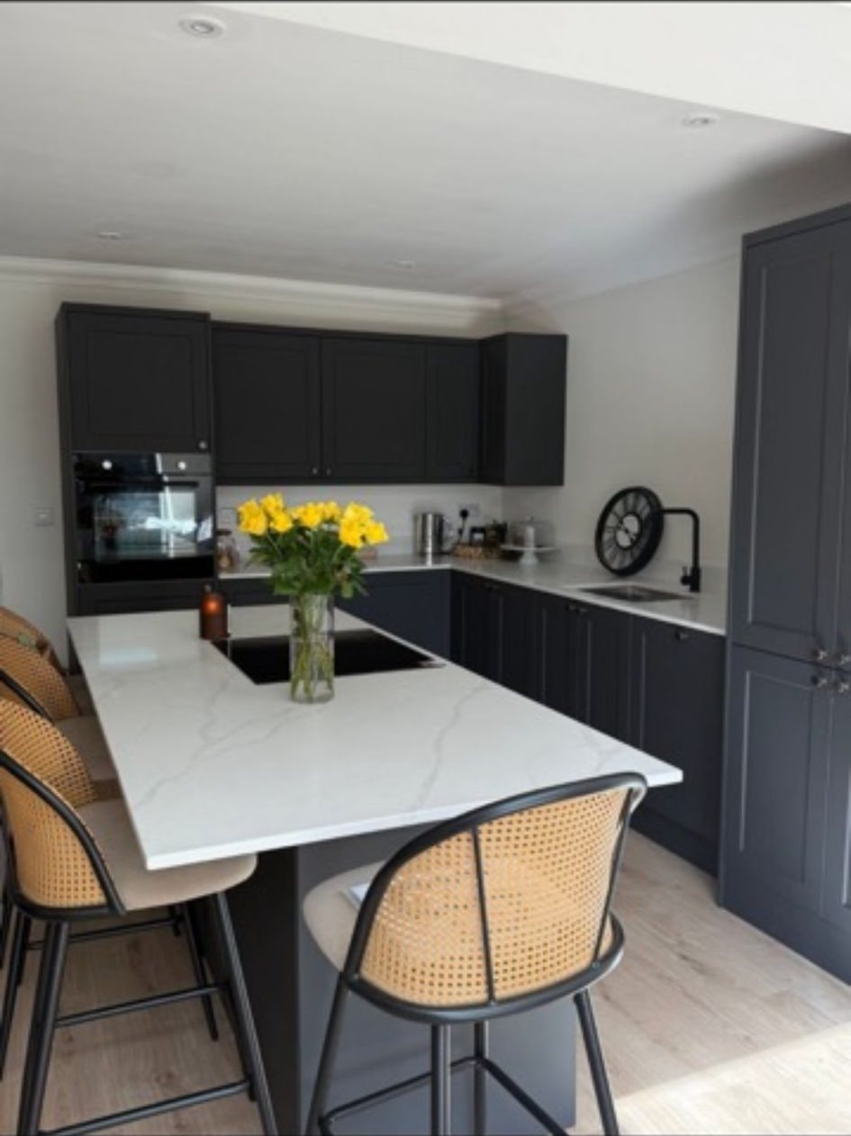 Modern fitted kitchen by H&H Building